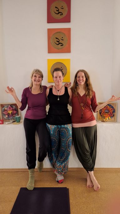 Foto Katrin Plassmann, Shankari Hill, Gauri Frentrup, Team Yoga Studio Lemgo Prasanta